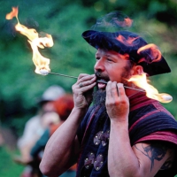 Rothar Gaukler mit Feuer Rothar Gaukler mit Feuer
